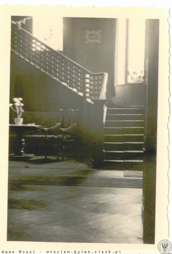 Reprezentacyjna klatka schodowa pałacu — fotografia archiwalna