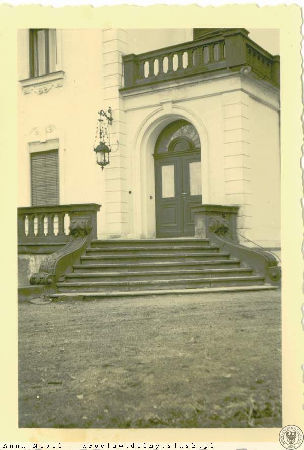 Wejście główne pałacu ze schodami — fotografia archiwalna